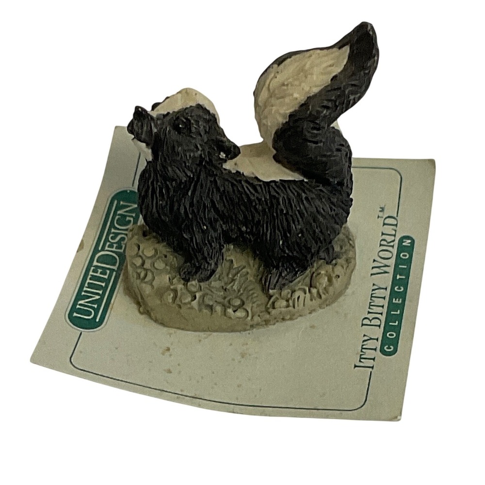 80s United Design Itty Bitty World Skunk Figurine 1.5" Black White